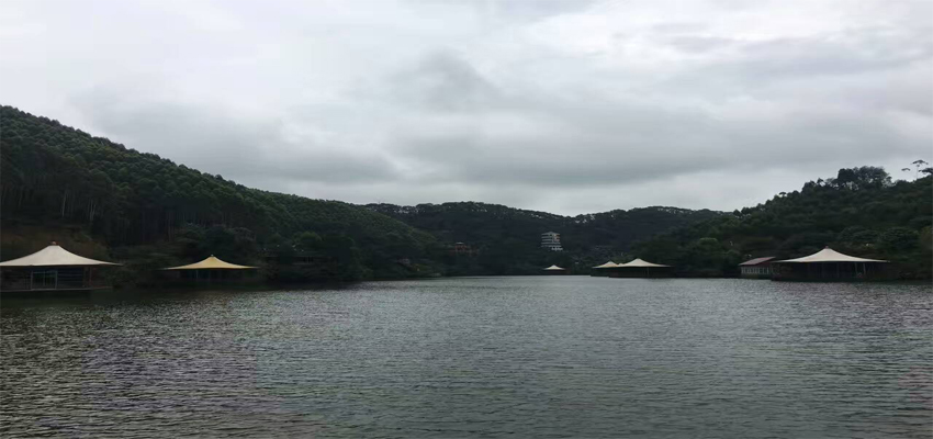 工業(yè)節(jié)能風扇核心團隊于景區(qū)乘船、觀賞山水